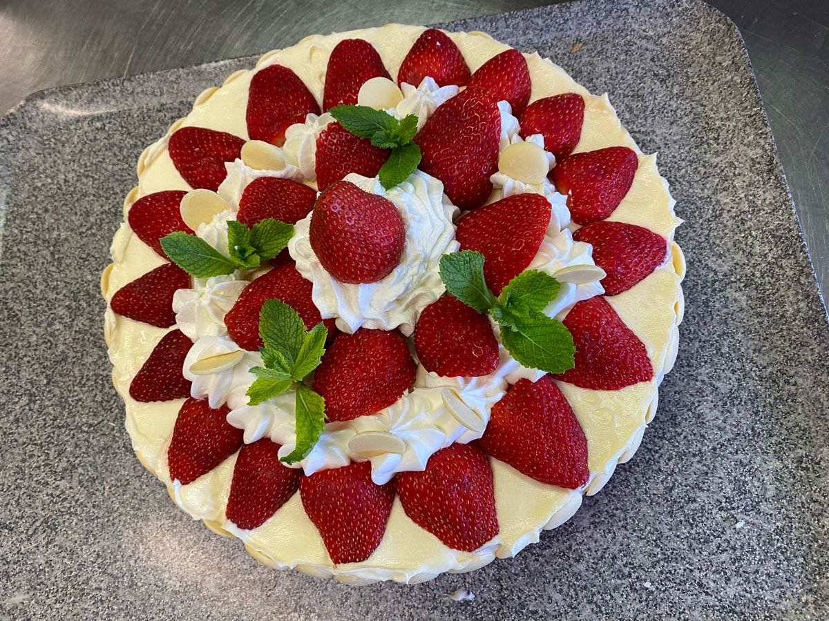 Un gâteau d'anniversaire chez Smurfit Kappa !
Pour l'occasion, le chef Hervé Clairac et son équipe ont réalisé un fraisier avec un croustillant au chocolat blanc !
Une belle initiative, bravo !
#dupontrestauration #restauration #fraise #restaurationcollective