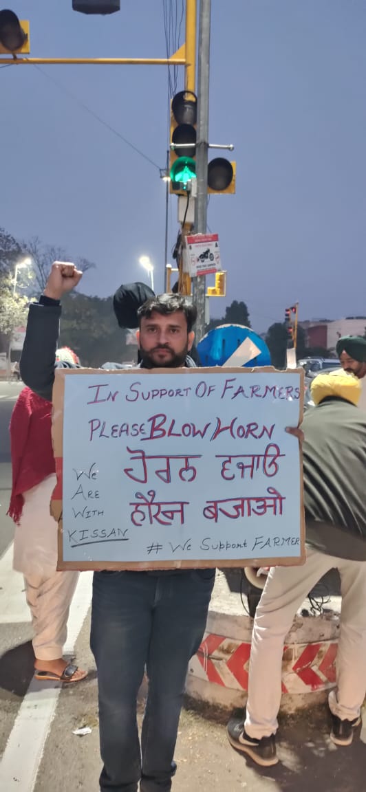 GURINDERSEKHO11's tweet photo. ਸਲੂਟ ਆ ਚੰੜੀਗੜ ਦੇ ਪੜੇ ਲਿਖੇ ਲੋਕ ਜੋ ਹਰ ਰੋਜ ਚੰੜੀਗੜ ਦੇ ਚੌਂਕਾਂ ਚ ਕਿਸਾਨ ਸੰਘਰਸ਼ ਦੀ ਹਮਾਇਤ ਚ ਕਿਸਾਨੀ ਝੰਡੇ ਲੈ ਵਾਰੀ ਵਾਰੀ ਗਰੁੱਪ ਬਣਾ ਖੜਦੇ ਹਨ ।ਪੱਥਰਾਂ ਦੇ ਸ਼ਹਿਰ ਚ ਇਨਸਾਨ ਵੇਖੇ,
@surjit75
Our Growing Hero  @vikramjeet_vick Bai Protesting At Chandigarh.

#StopExploitingFarmers
#FarmersProtest https://t.co/kyRDZcHk6I