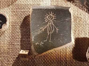 Oppidum d'#Enserune , sur un ostraca (tesson de poterie), ce petit #graffiti d'enfant (?) #romain datant de la fin du II e siècle avant JC, contemporain de la fondation de #Narbonne par les romains .
Pour vous souhaiter une belle journée ensoleillée!
#twitterAntique https://t.co/bZNkmllDVz