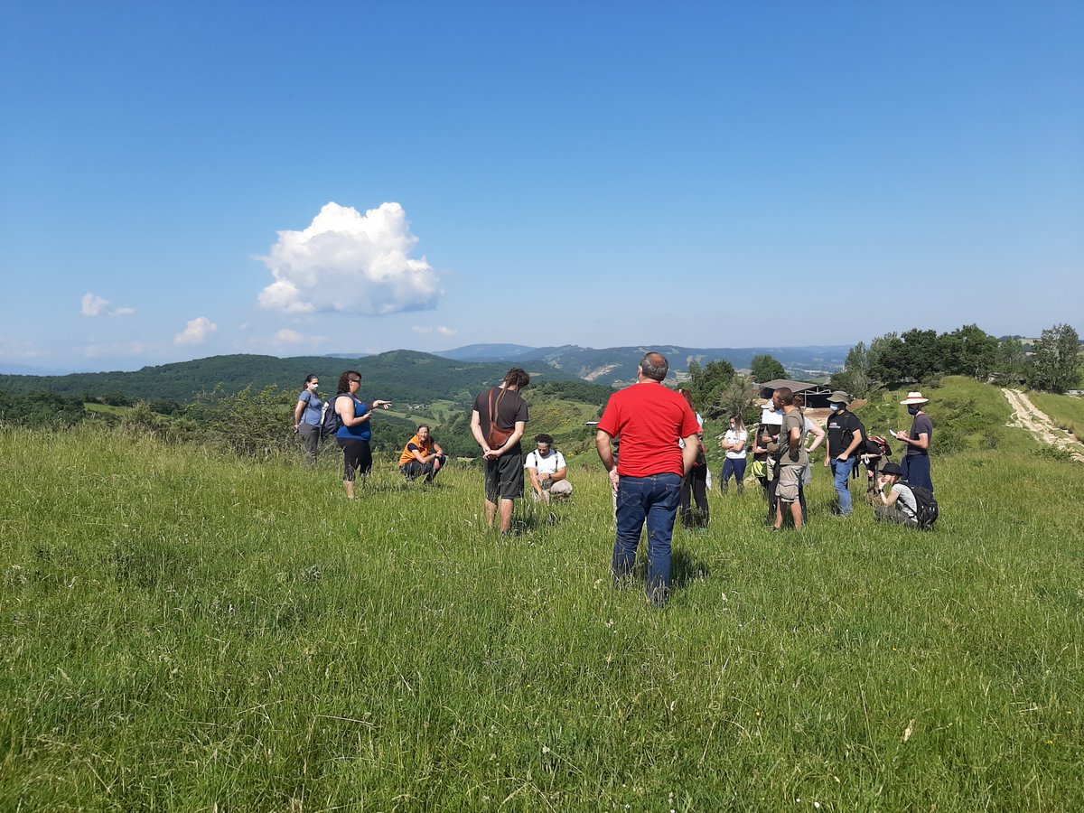 PauCostaF's tweet photo. El proyecto @EUErasmusPlus 👉#FireShepherds continua la formación en el sur de Francia 🇫🇷 📍Ariege
👉Granja de 🐐ovejas merino, el ganadero empezó en el 2018 y desde entonces ha ido aprendiendo a través de ensayo-error. @ramaderescat https://t.co/6AZwG19955
