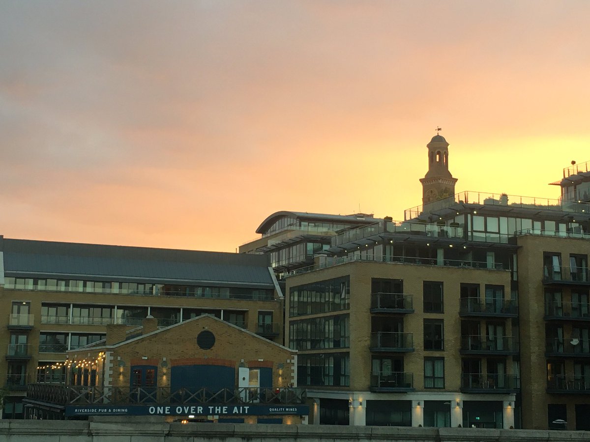 Sky last night. Love the museum tower peaking over the new build that’s peaking over the pub 😍

#museum <a href="/waterandsteam/">London Museum of Water & Steam</a> #photography #sunset #pub <a href="/OneOverTheAit/">One Over The Ait</a>