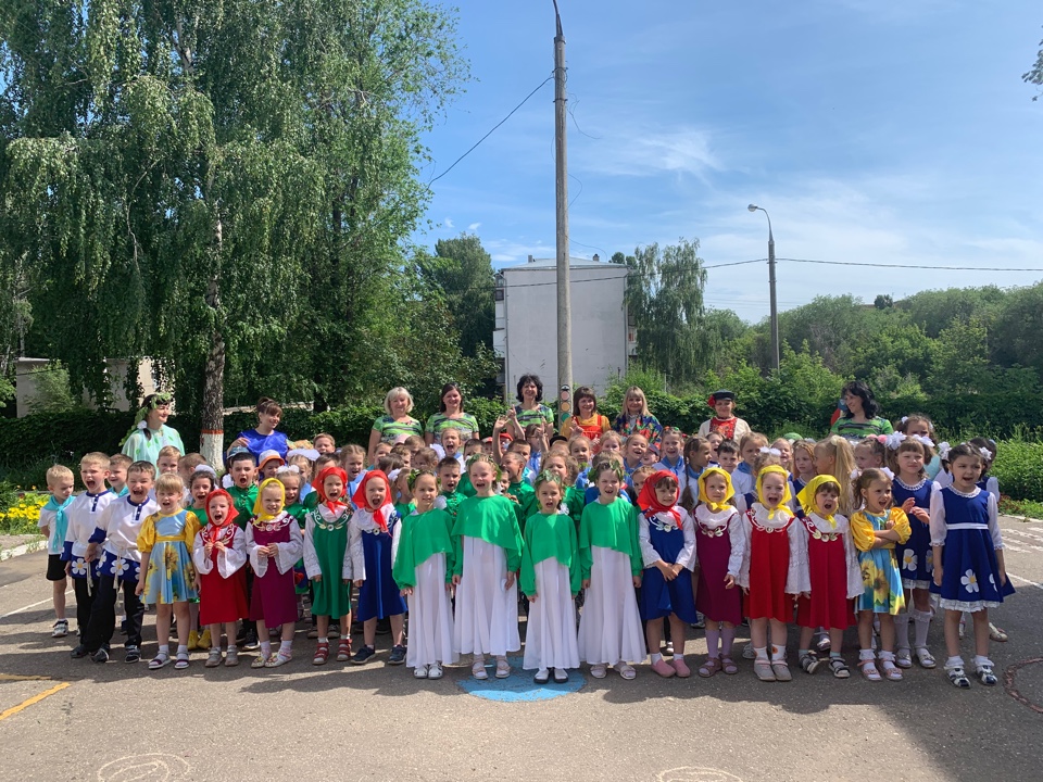 День России наступает, все друг друга поздравляют!
Флаги, шарики, цветы! Праздник встретим я и ты!
Будем петь, плясать, играть!Да Россию прославлять!
Так мы встретили День России! <a href="/depsamobr63/">Департамент образования Администрации г.о. Самара</a>