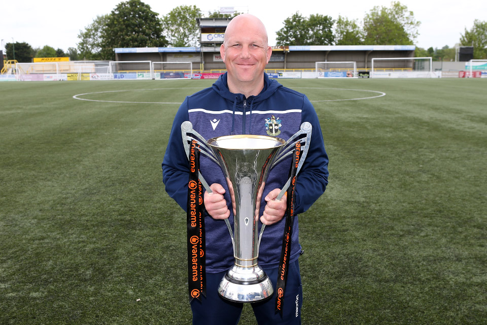 NL_Enterprise's tweet photo. Wins: 2️⃣5️⃣✅
Points: 8️⃣4️⃣📈 
Final Positon: 🥇🏆

Sutton United boss Matt Gray has won the Vanarama National League's Manager of the Year award 👏

➡️ https://t.co/Z6uVToV55t https://t.co/0Yai638rQj