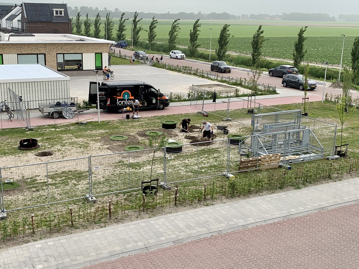 I.o.v. <a href="/Gemeente_Urk/">Gemeente Urk</a> is men bezig met de aanleg van #stuitergras in de #oranjewijk op #Urk