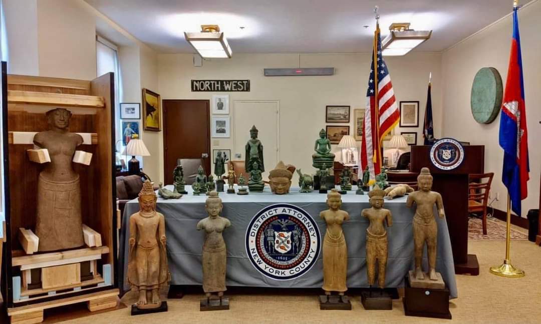 poetryinstone's tweet photo. Restitution to Cambodia.  24 of the pieces were recovered frm Subhash Kapoor, one of the world's largest antiquities smugglers, through his Manhattan Gallery, while 3 r from  Wiener Gallery #TheIdolThief @ChasingAphrodit https://t.co/QANKyPXm6S