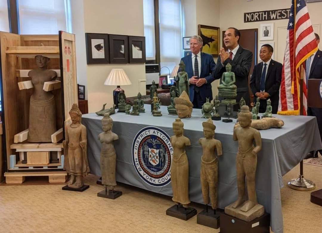 poetryinstone's tweet photo. Restitution to Cambodia.  24 of the pieces were recovered frm Subhash Kapoor, one of the world's largest antiquities smugglers, through his Manhattan Gallery, while 3 r from  Wiener Gallery #TheIdolThief @ChasingAphrodit https://t.co/QANKyPXm6S
