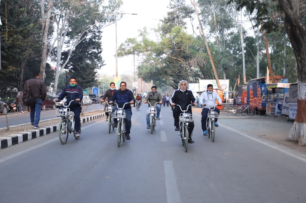 MoHUA_India's tweet photo. Smart Cities Mission has been taking charge of technological advancements of cities to improve governance, sustainability &amp; disaster risk resilience. Smart solutions are being implemented to improve energy efficiency &amp; NMT capacity in cities.

https://t.co/fhc1q0ed6O https://t.co/AaJjXg3FOr