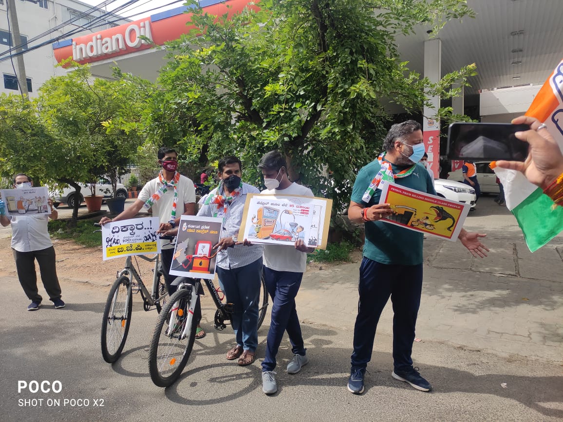 MANJUREDDYc's tweet photo. #Petrol100NotOut

#iycbangalorecentral 

Organized Protest against BJP Central and State Government for hike of Petrol, Diesel and LPG gas price , at Indiranagar Block of C V Raman Nagar Assembly of Bangalore Central.

#iycbangalorecentral https://t.co/70sUp4OEEu