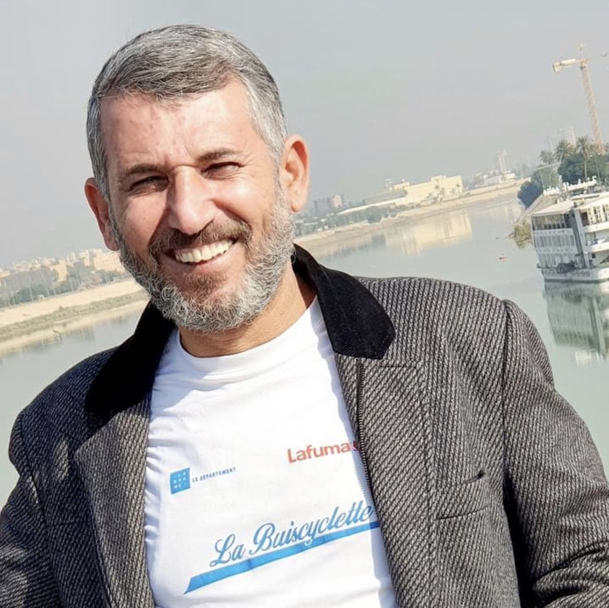 آشوربانبيال يقف شامخاً بارتـفاع ٣ متر امام مبنى كلية القانون في جامعة القادسية.
التمثال للنـحات العراقي المبدع جاسـم كاظم
يذكر أن هذا التمثال مشابه للنسخة المنصوبة امام المكتبة العامة في كاليفورنيا - مدينة سان فرانسيسكو. 
#العراق
#Assyrian