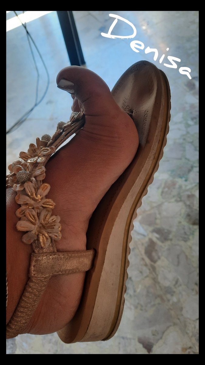 DenisaBogdan4's tweet photo. Buongiorno cagna, colazione servita...
Ripulisci per bene anche dentro la scarpa usa bene almeno la lingua 👅 Hahahaaa 😈👇#feet @GynarchyF @Yesrtfeet1 @Imperatrix89 @ilRegnoFemDom @FemdomLatina @findom4feet @RT_Loser @dommes_rt @royalfemdom1 https://t.co/mHQQddt4z6