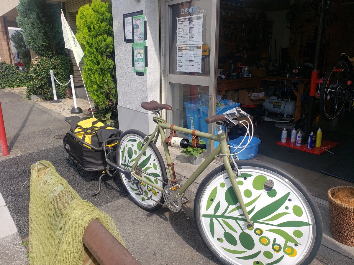 WanariCycle's tweet photo. 当店で、移動販売車を製作したオリーブオイル屋さんが、オリーブオイル届けてくれたよ。当店でも、販売や相談できるよで営業中です。
#北区 #赤羽西 #西が丘
#自転車 #輪形 #ワナリ #わなり #wanari #tokyo #メンテナンス
#ブログ #オリーブオイル販売 #cultiba https://t.co/Kmx94IFWIp