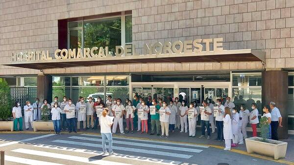 CaravacaNoticia's tweet photo. 💊💉Médicos y sanitarios de Caravaca  no aguantan más. Están en una situación agónica por falta de personal.
Falta la cuarta parte de médicos especialistas necesarios en hospitales y centros de salud para el adecuado funcionamiento del @Area4Noroeste, comparado con Yecla o Lorca. https://t.co/MTTcNTPRbh