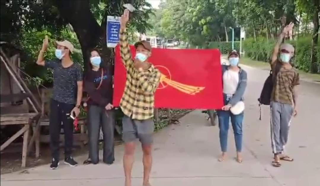 Guerilla Strike against Military Regime by youths from ShwePyiThar,Yangon. 
#HelpKayah
#WhatsHappeningInMyanmar 
#June11Coup