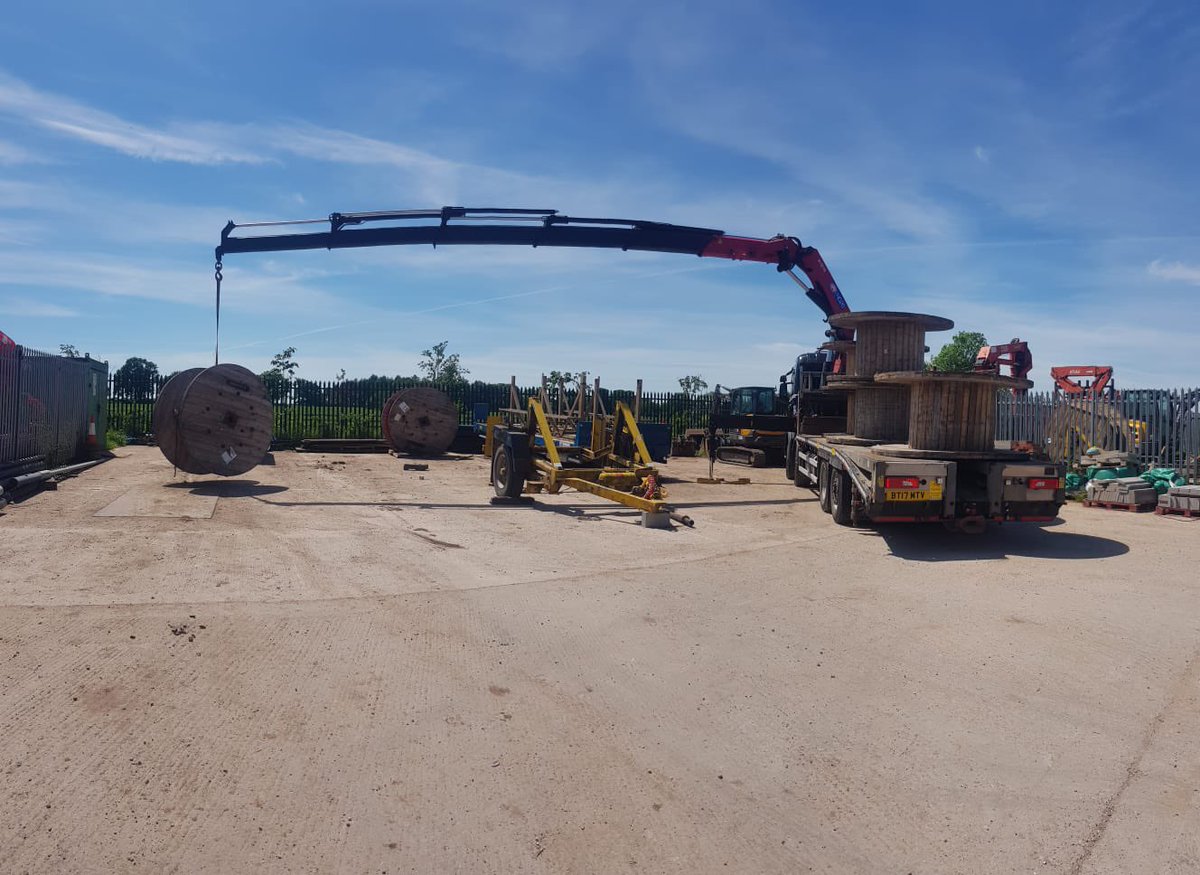 tdrheavyhaulage's tweet photo. Apparently weβre in for some fine weather this weekend βοΈπ
Hereβs a few shots of some of the team basking in the sunshine to get you in the mood.
Have a great weekend everyone ππ
#ConstructionLogistics #heavyhaulage #PlantHaulage #LowLoader #WideLoad #LongLoad #Hiabs https://t.co/ZhtoYVZb9e