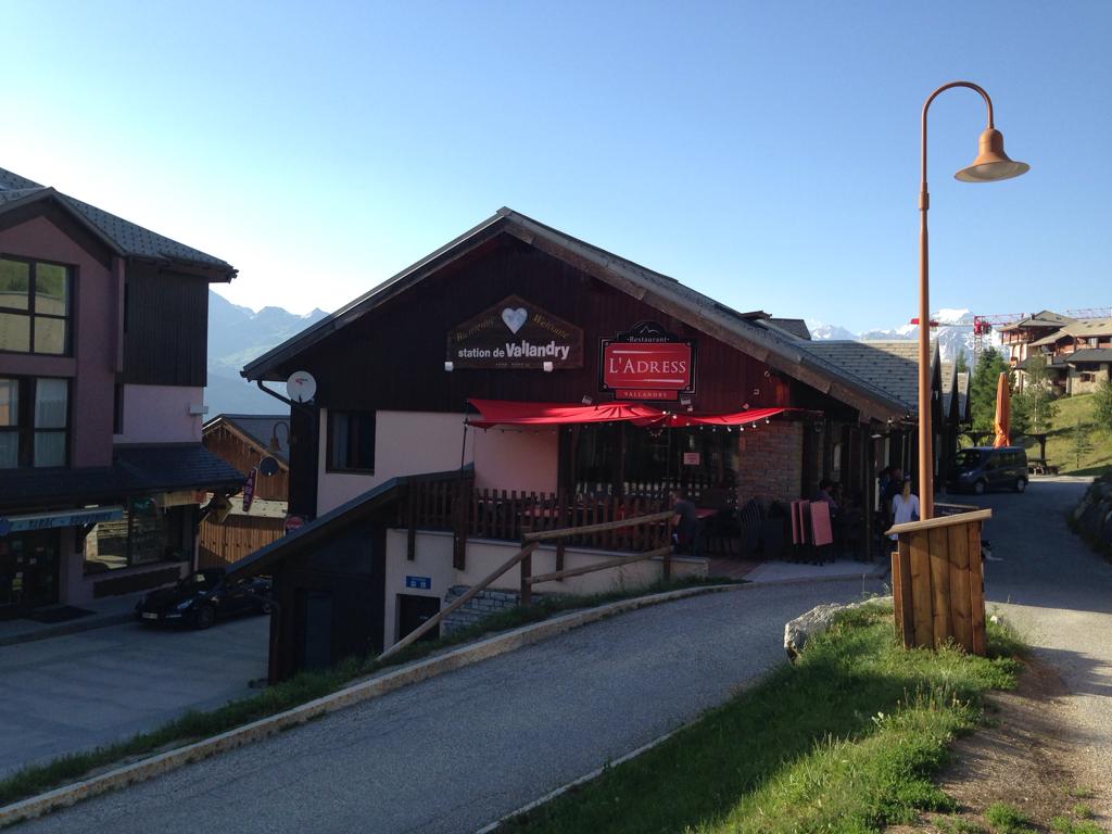 L'adress is a great stop for snacks on the mountains as well as pizza in the evenings. One of our favourite restaurants in Vallandry. #peiseyvallandry #lesarcs #paradiski #vallandry #ladress #mountains #frenchalps