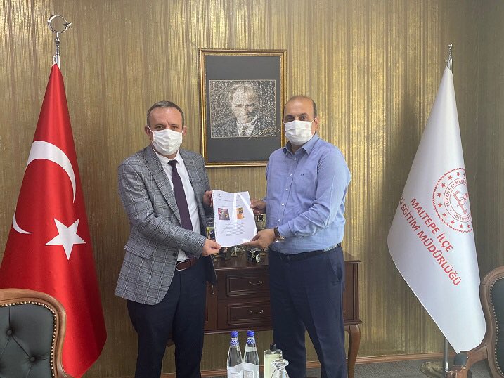 Öğretmenimiz Meftun SANCAR’ın "ERKEĞİM DİKİŞ DİKERİM, KIZIM TAMİR EDERİM!" eTwinning projesi için hazırlanan “Öğretmen Ebeveyn Kılavuzu” Okul Müdürümüz Ramazan ALTAY tarafından Maltepe İlçe Milli Eğitim Müdürümüz Hüseyin AYDOĞDU’ya takdim edildi. <a href="/maltepemem34/">Maltepe İlçe Millî Eğitim Müdürlüğü</a> <a href="/tcmeb/">Millî Eğitim Bakanlığı</a> <a href="/tretwinning/">eTwinning Türkiye</a>