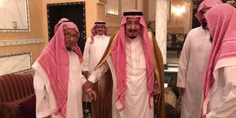 azizkasem's tweet photo. رحم الله معالي الوالد الشيخ ناصر الشثري.
حضرت له عدة مجالس، حيث يغشى مجلسه أصحاب الحاجات من بدو وحاضرة،ومن كل الأجناس والطبقات

تراه وقورا منصتا، بعيد التواضع والتباسط مع الكل.
ويخرج الجميع من مجلسه ومائدته وهم يدعون لهذا الرجل الأعجوبة في الخلق والشهامة
 #ناصر_الشثري_في_ذمه_الله https://t.co/281UPtZP61