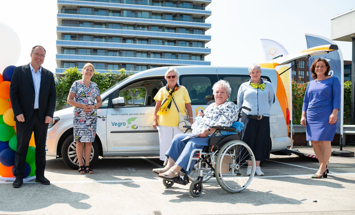 Zonnebloemauto aanwinst voor Delft

Marja van Bijsterveldt, burgemeester van Delft en Marc Damen, directeur van Nationale Vereniging de Zonnebloem onthulden gisteren de eerste Zonnebloemauto in Delft.
