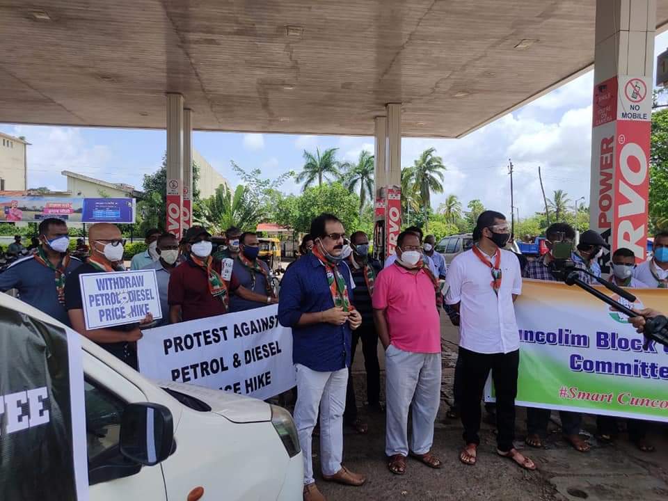 INCIndia's tweet photo. Congress workers from @INCGoa protesting fuel hikes by the Modi govt. 
47 hikes in 2021 alone, even as we battle a pandemic - the height of insensitivity by the Modi Govt.
#BJPLootingIndia https://t.co/xTjl1lnGXO
