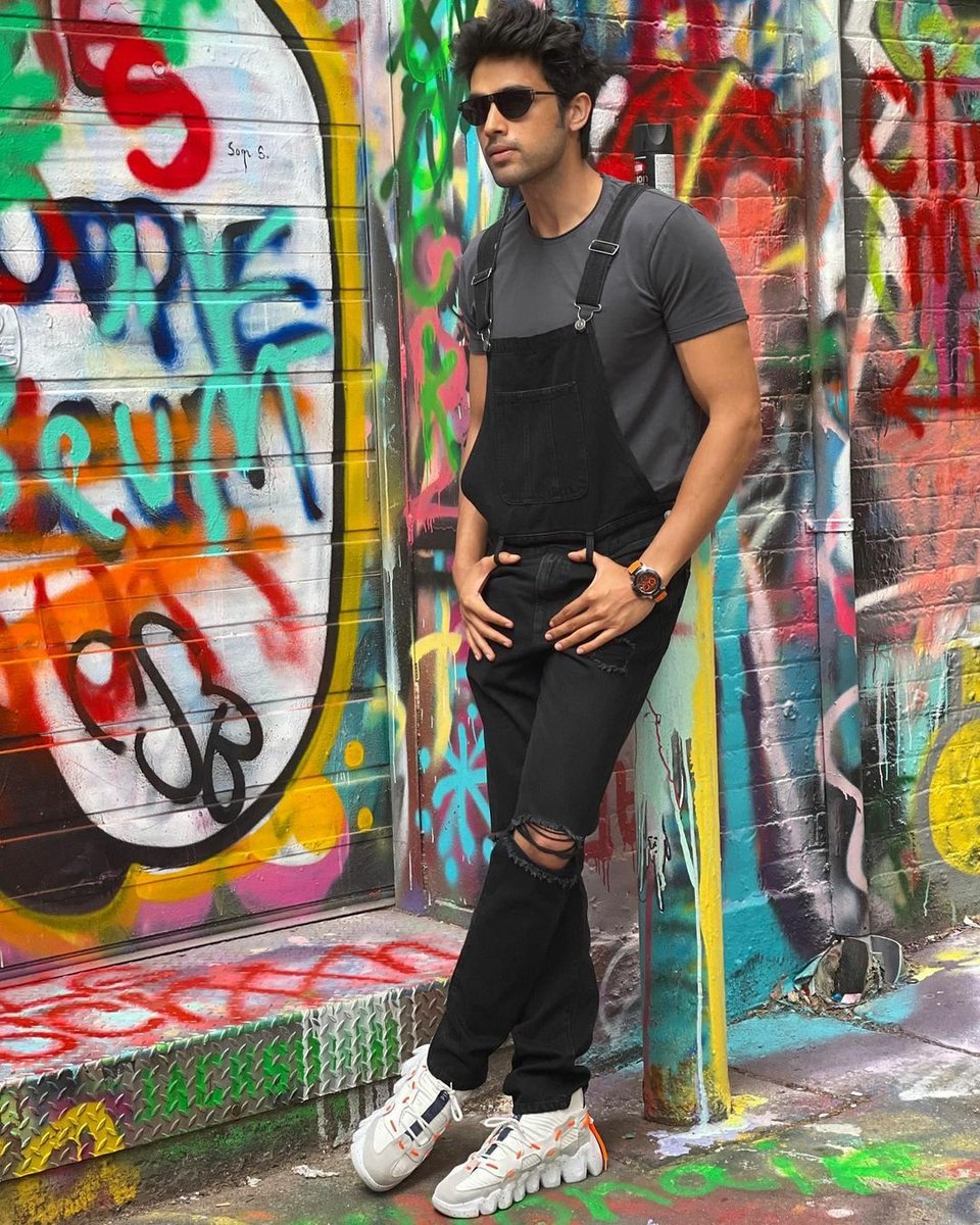 mrsanuragbasu's tweet photo. It’s all about you being Grey or Black or White in this colourful world 😬#iamgrey #graffitiquotes #michigan ~ @LaghateParth on Instagram ♥️

#ParthSamthaan https://t.co/qhl03Kp2vy