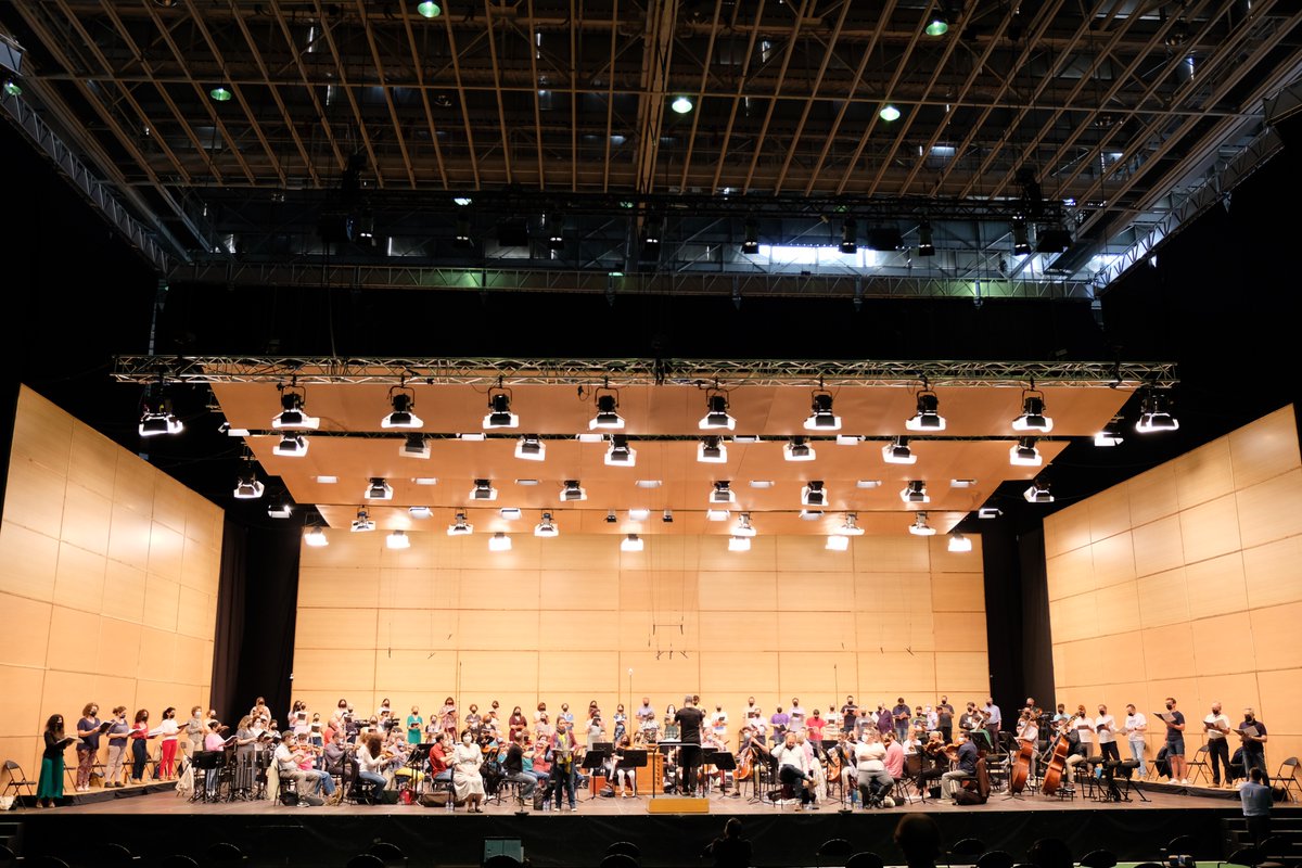OSGgalicia's tweet photo. Tras la interpretación de la Orquesta Infantil del «Concerto grosso» de Vaughan Williams la @OSGgalicia y su #CoroOSG que dirige Joan Company cerrarán la temporada de conciertos con el «Réquiem» de #Mozart como bálsamo y consuelo a tanta pérdida. https://t.co/72Z8Ubo0mB