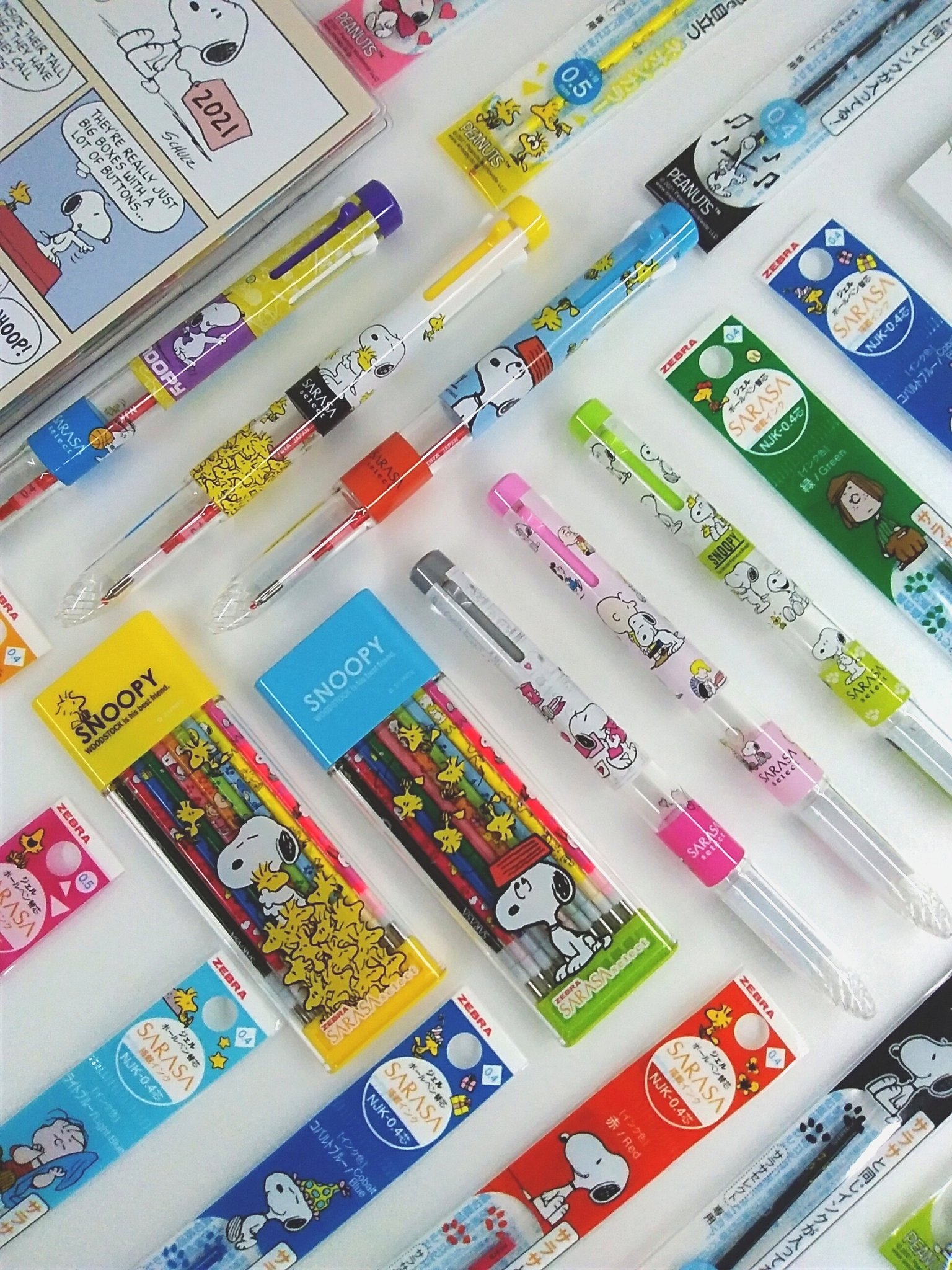 インク卸団地店 限定 ゼブラさんから Sarasa スヌーピーと仲間たちの柄が登場 スヌーピー好きの方は必見です お揃いの替芯も限定柄ですので お早めにお迎えしてくださいね サラサクリップ単色は香り付きです Ink インク 文房具 スヌーピー
