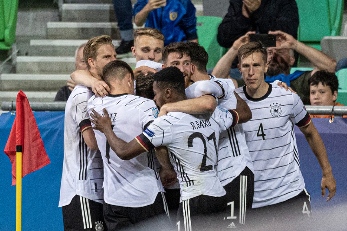 COLD AS ICE❗ 🥶

Der Moment, als uns <a href="/LukasNmecha/">Lukas Nmecha</a> mit seinem Tor zum Titel schießt ⚽🏆🇩🇪

#HERZZEIGEN #U21EURO #U21EUROPAMEISTER