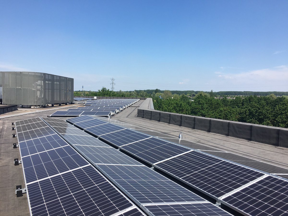 'Ondanks' de gedeeltelijke zonsverduistering, uitstekend weer gisteren voor het opleveren van zonnepanelen op het gloednieuwe Dr. Knippenbergcollege in Helmond <a href="/Vereniging_omo/">vereniging OMO</a> @AvalonAdvies @hopnieuws #schooldakrevolutie