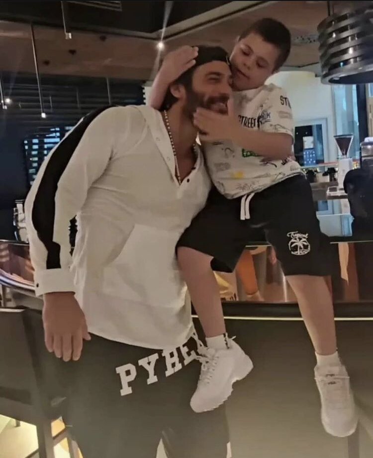 rosette77293245's tweet image. Nearly Everyday, since he became that “ phenomenon “, &amp;amp; instead of retreating &amp;amp; acting like VIP celebrity, he did whatever he could, went above and beyond just to put a smile on people’s faces and make them happy.... that’s how he was &amp;amp; still is , A Star In Reach ✊🏻❤️
#CanYaman