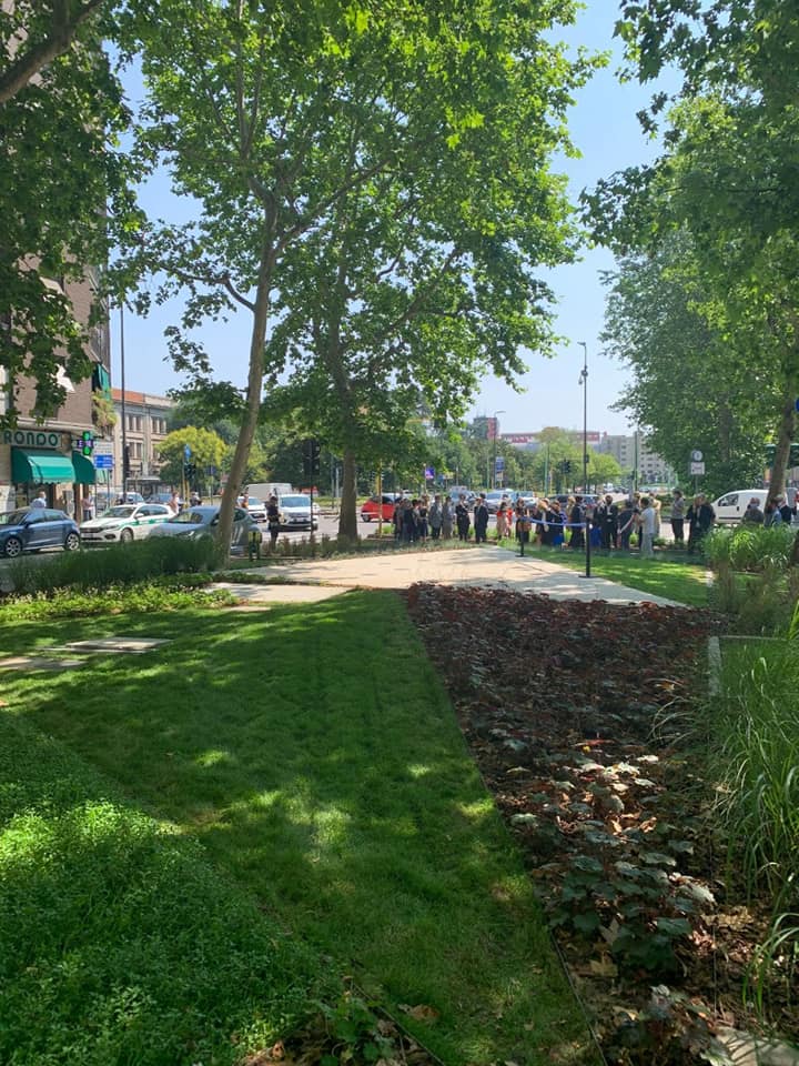 PierMaran's tweet photo. Ieri, insieme a Mapei, abbiam inaugurato nuovo spazio che toglie sosta irregolare da aiuole spartitraffico di Viale Jenner per creare ben più gradevoli aiuole con anche fontana, nell'ambito iniziativa @ComuneMI "cura e adotta il verde pubblico": https://t.co/61aWZxa4Zi #Milano. https://t.co/ONGsE5IoHT