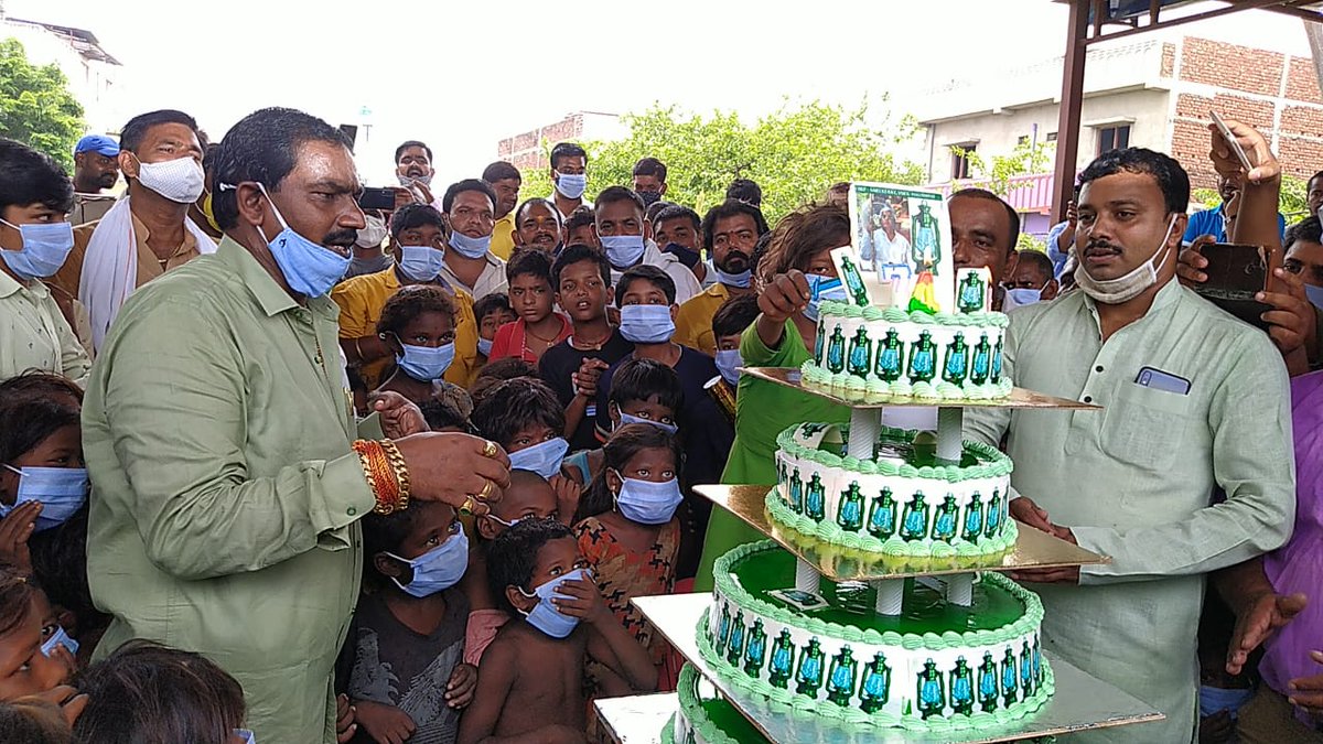 ritlalyadavRJD's tweet image. आज अपने निजी कार्यालय में जननायक आदरणीय श्री लालू प्रसाद जी के जन्मदिन के शुभ अवसर पर केक काटकर मेरे अभभावक व राजद सुप्रीमो @laluprasadrjd लालू प्रसाद यादव जी का 74वाँ जन्मदिन  मनाया गया।। इस शुभ अवसर पर  हमारे साथ मौजूद बच्चा पार्टी सहित सम्मानित जनता  जनार्दन लोग।।