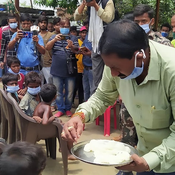 ritlalyadavRJD's tweet image. आज अपने निजी कार्यालय में जननायक आदरणीय श्री लालू प्रसाद जी के जन्मदिन के शुभ अवसर पर केक काटकर मेरे अभभावक व राजद सुप्रीमो @laluprasadrjd लालू प्रसाद यादव जी का 74वाँ जन्मदिन  मनाया गया।। इस शुभ अवसर पर  हमारे साथ मौजूद बच्चा पार्टी सहित सम्मानित जनता  जनार्दन लोग।।