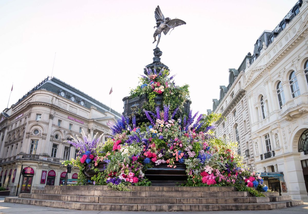 mixdevil66's tweet photo. He's known as the #BotanicalBanksy, famous for his "flash" #floral #artworks that seemingly spring up overnight. Now New York #LewisMiller has teamed up with UK artist @SimonLycett to bring #FlowerFlashes to #London's streets for the first time. https://t.co/nhCi5cF6Ae https://t.co/behk7soAuY