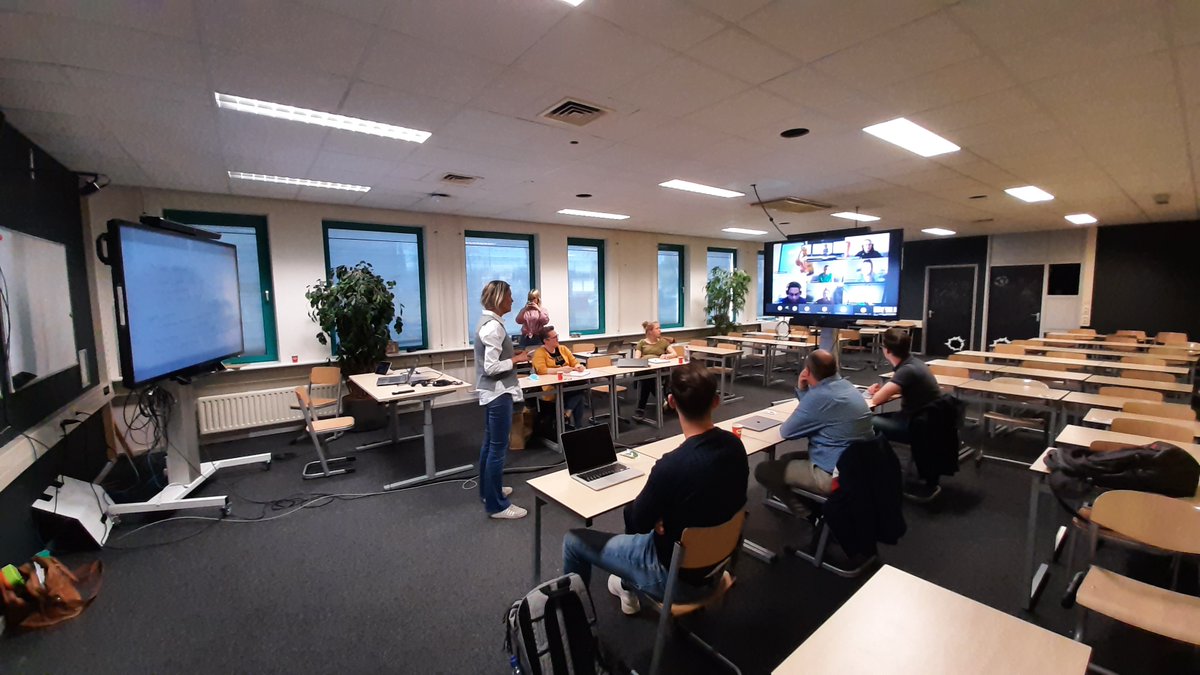 FontysFMG's tweet image. &apos;Hybride&apos; lesgeven ziet er dus zo uit. Een gedeelte van de Ad Zorg en Technologie studenten zijn fysiek aanwezig en een gedeelte online. Zelfs de boterhammen zijn vanuit huis meegenomen. 
#hetnieuwenormaal #wijzijnfontys #hybrideles #zorgentechnologie