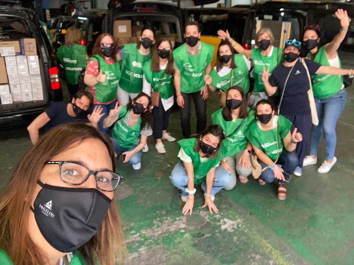 armstrongmoron's tweet photo. Hoy tenemos un día distinto en @AngeliniFarmaES salimos con @BF_Esp y @FundacionXxi repartiendo material a colectivos en riesgo de exclusion social para paliar la #pobrezafarmaceutica #compromisoangeliner https://t.co/51AvoWrIQj