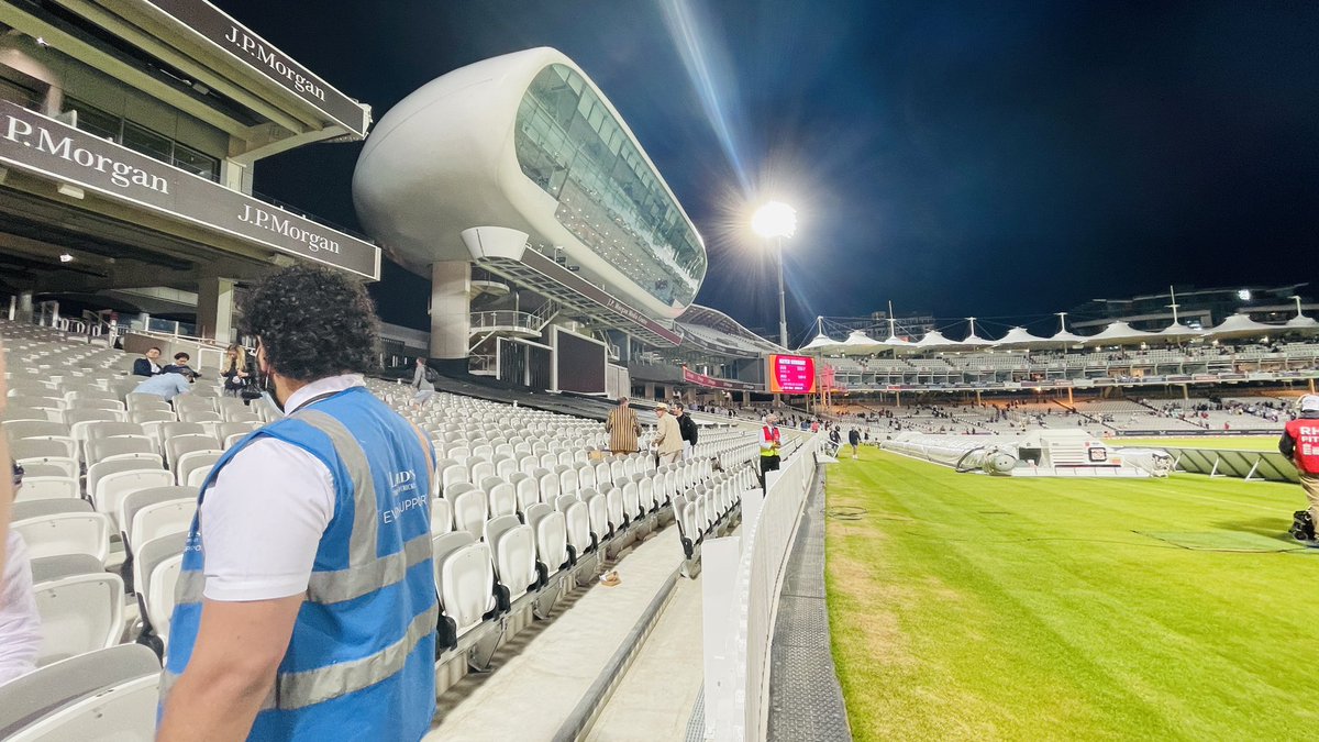 vi5suhere's tweet photo. The LORDS… 😍🙌 #VitalityT20Blast #MIDvSUR  #Londonderby https://t.co/rchg8xzaLd