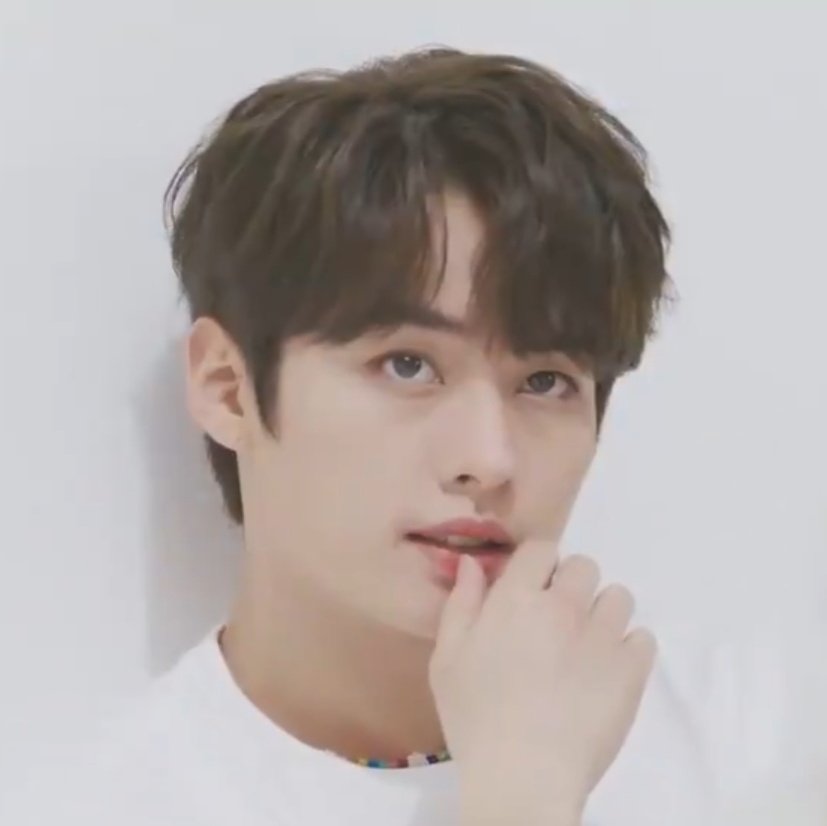 minsungsource's tweet photo. when model lee know does this https://t.co/FgpUFDO7Hx