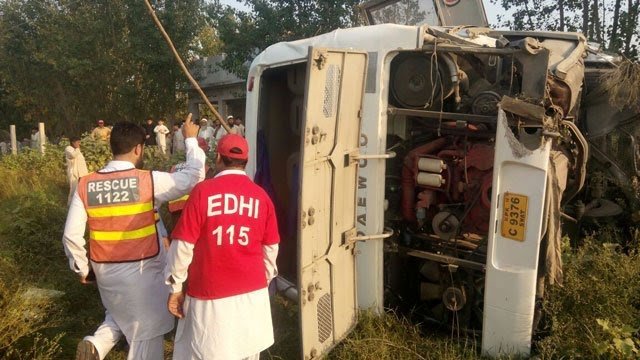 reversehape's tweet photo. At least 18 people lost their lives and 30 were injured after a #buscrashed in Balochistan's Khuzdar💔 https://t.co/qpv0L6AYND