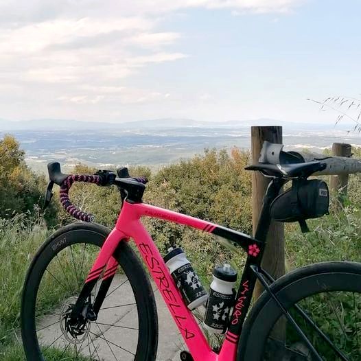 Strike me Pink! An example of the customisation that Darren at <a href="/estrellabikes/">Estrella bikes</a> can provide his customers. Pictured is Shannon Kelly's LigeroDisc V2 Force AXS at the op of Els Angels, Girona 🇪🇸 Not just an aero road bike, pretty good up hill too 👍

estrella-bikes.com