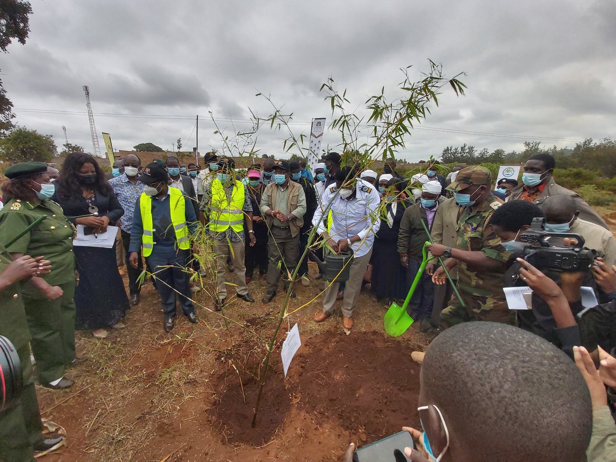 NETFUNDkenya's tweet photo. Participating in planting 3600 trees at Jeremiah Nyaga T.T.I in Embu as build up to the 7th Annual Devolution Conference. Event officiated by the @Environment_ke CS Kariako Tobiko joined by @Devolution254 CS Eugene Wamalwa and @KenyaGovernors chair
#Towards10PercentTreeCover https://t.co/izDN5K8yGF