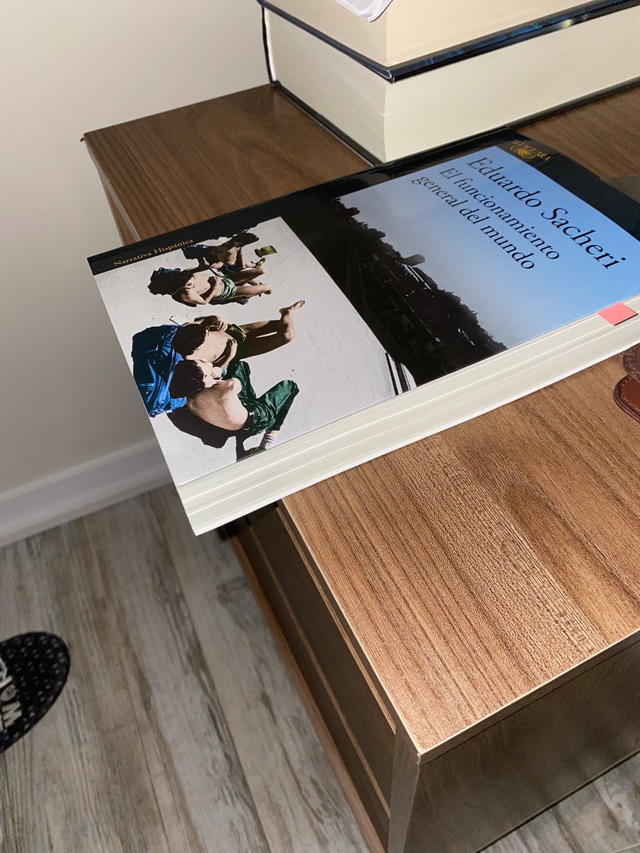 rodrigosolo's tweet image. Ya leí la primera página. A eso de las 3.45 am. La cerré; me conozco y ese libro me lo devoro en 3 días. Y no quiero, como comer sin saborear: vaya dilema. @eduardosacheri