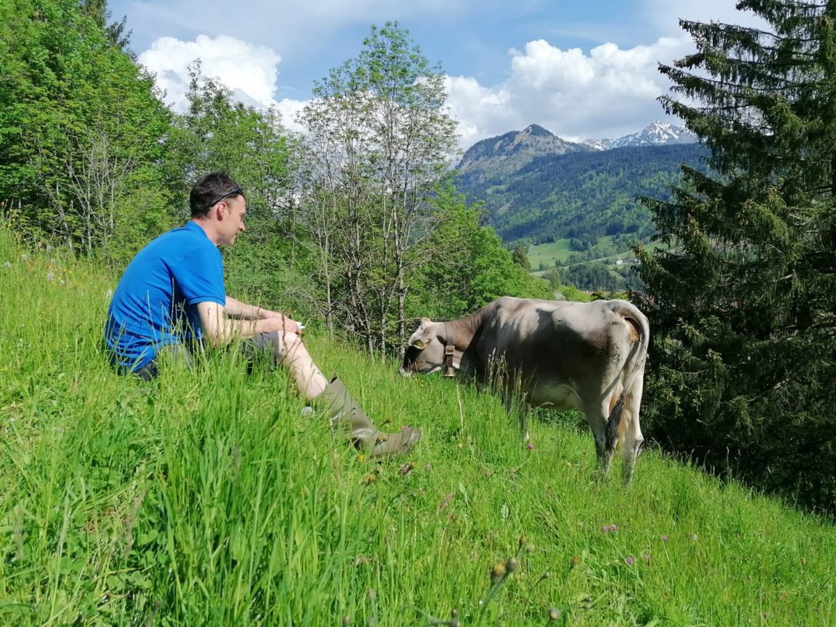 Analyzer Marc Cranshof enjoying the view and the cows at the farm of Doris and Armin Buhl in Sonthofen, Germany.

#aAaWeeks #SireTheNeed #BetterFormBetterFunction