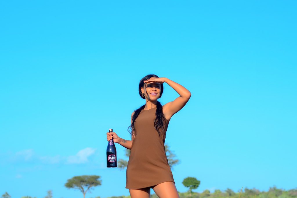 sheilasalta's tweet photo. I love my @official_belaire_uganda so much I had to bring it with me to @murchisonfalls .
#POASTAR #BelaireLifestyle #QueenOfBelaire #BelaireInTheGamePark #ThePearlOfAfrica #Uganda #Murchison #BlackBottleGirl #Rose
DRESS: @ngabistyles
Photgrapher : @Lameccaphotography https://t.co/yBaOYBsRQN