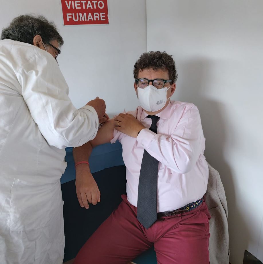 unem_it's tweet photo. E’ partita la campagna #vaccinale presso l’#hub allestito nei locali della #Iplom, in collaborazione con la Croce Verde Busallese. Il primo ad essere vaccinato è stato Gianfranco Peiretti, responsabile Qualità Sicurezza e Ambiente della #raffineria. Leggi https://t.co/AWxP4a7pRI https://t.co/56rH9PWJrM