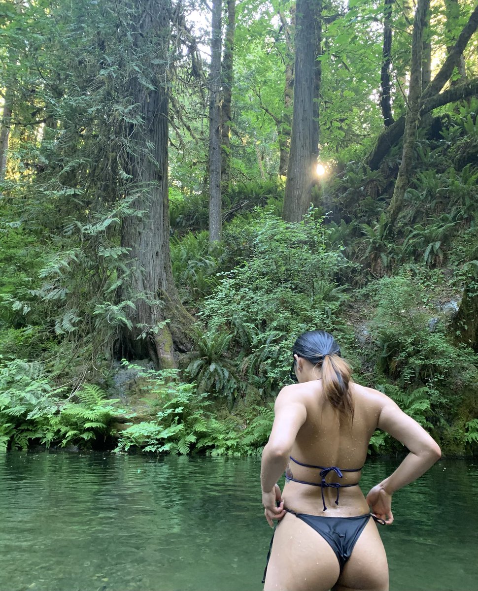evamallows's tweet photo. i started going to gym to help me wit my mental health but i never recognize the change of my physique until this picture was taken — self-love did this to me 🤍 https://t.co/rWVzRCt6C1