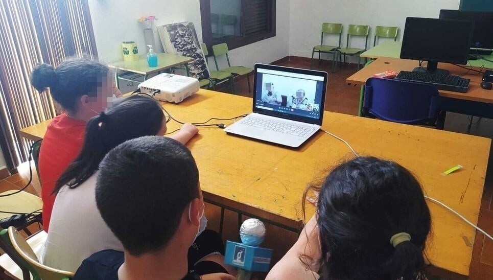 PicenaVuela's tweet photo. Todo el mundo hace videollamadas, pero hasta no hace tanto tiempo una #videollamada parecía cosa de ciencia ficción. Ayer disfrutábamos compartiendo dudas,  anécdotas y consejos con nuestros amigos residentes de la Residencia Pilar Perez.👦🤝👴
#Guadalinfo #ConectandoGeneraciones https://t.co/7JXABE7C5Q