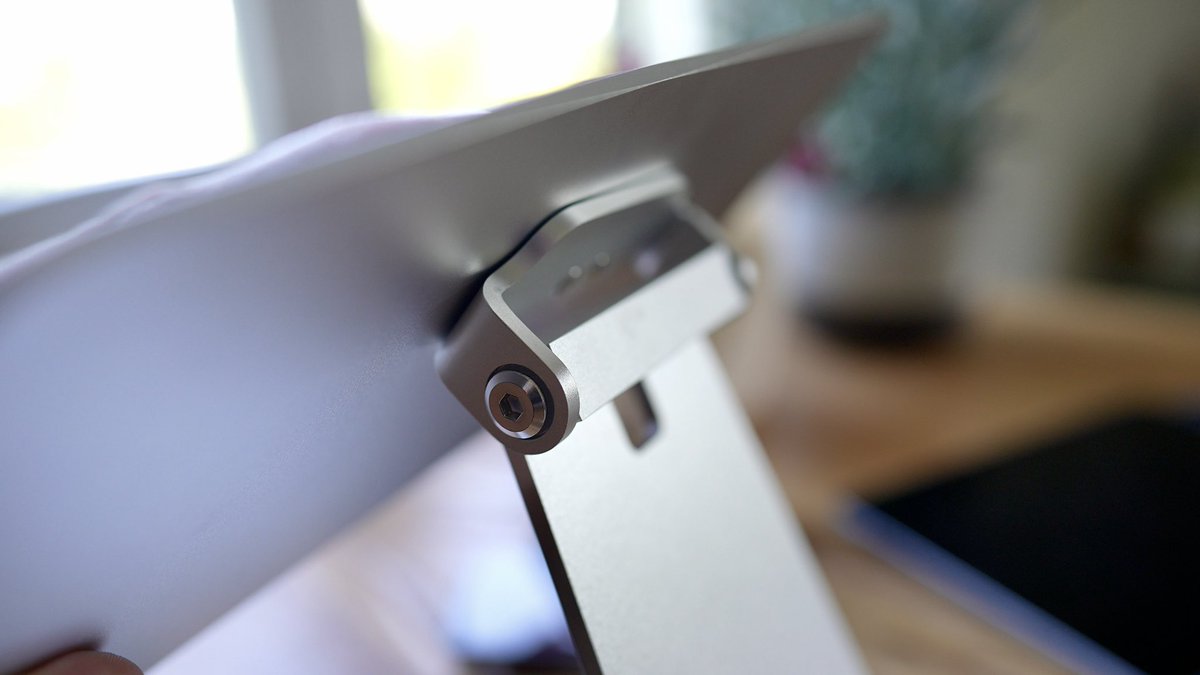 RafaelZeier's tweet photo. Darauf habe ich lange gewartet! Endlich ein iPad-Ständer, an dem das Tablet magnetisch hält! 🧲 

https://t.co/y7mLYbUbuV https://t.co/dL54BDmV4E