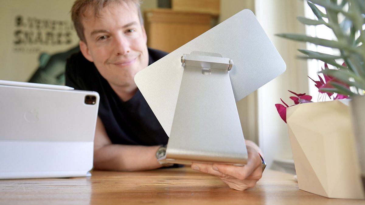 RafaelZeier's tweet photo. Darauf habe ich lange gewartet! Endlich ein iPad-Ständer, an dem das Tablet magnetisch hält! 🧲 

https://t.co/y7mLYbUbuV https://t.co/dL54BDmV4E