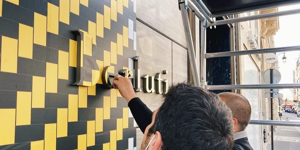 Production et pose du nouvel imprimé tressage de la marque @Berluti dans l'ensemble de leur 3 boutiques Parisiennes (Faubourg Saint Honoré, Sèvres et Marbeuf). Un projet que nous sommes fiers de représenter 🙏
#exhibitgroupteamprintparis #vitrinesberluti2021 #decorationboutiques