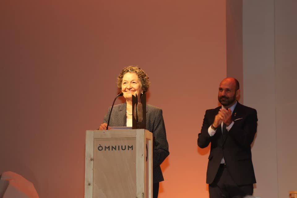 darioalbert6's tweet photo. Gràcies Maria Barbal per demanar que, per primera vegada, l'entrega del premi no se celebri a Barcelona. I gràcies @omnium i @marcelmauri per convertir Tremp en la capital cultural dels Països Catalans.

Perquè a vegades, les distàncies són més aviat mentals que físiques. https://t.co/THbXdbW4hH